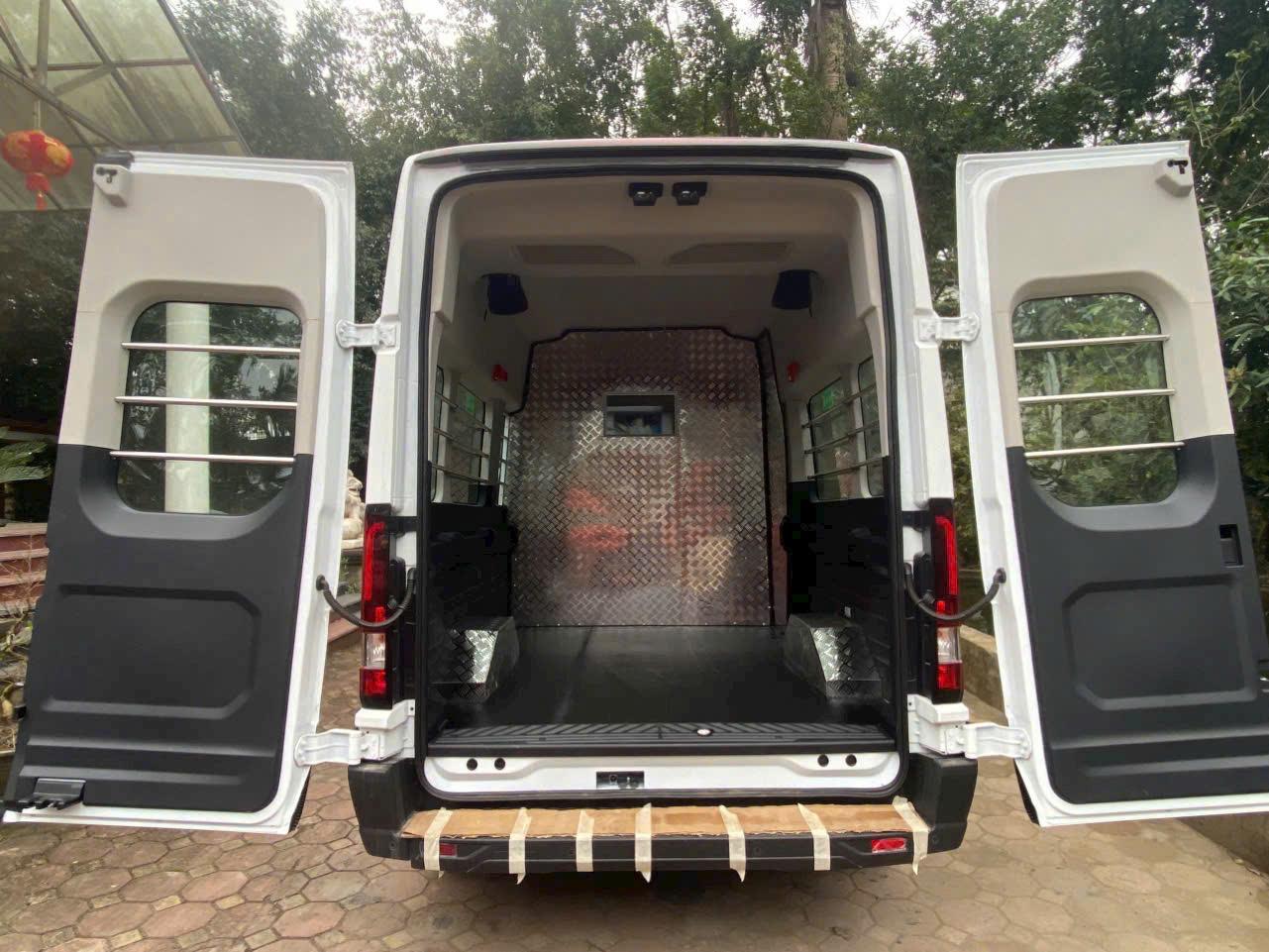 Ford Transit Van 3 chỗ, 6 chỗ ngồi